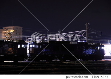 EF64 double train + EH200 commonly known as "New Year's gift delivery train" stopping at the station at night_Photo taken on January 3, 2024 110915134
