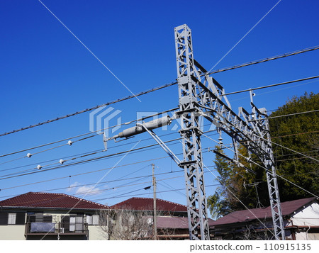 Electric wires, railroad tracks, Tobu Tojo Line electric wires, trains, the structure of electric wires, how to apply tension, the blue sky is so beautiful, the aesthetics of electric wires 110915135