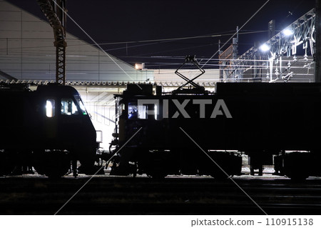 EF64 double train + EH200 commonly known as "New Year's gift delivery train" stopping at the station at night_Photo taken on January 3, 2024 110915138