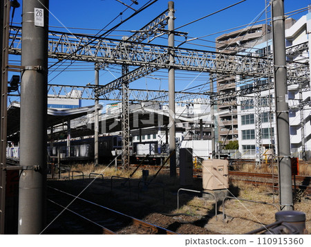 Electric wires, railroad tracks, Tobu Tojo Line electric wires, trains, the structure of electric wires, how to apply tension, the blue sky is so beautiful, the aesthetics of electric wires 110915360
