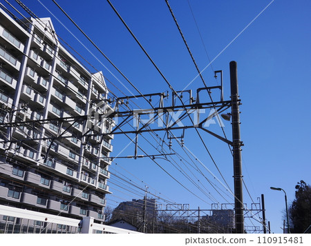 電線、鐵軌、東武東上線電線、火車、電線的結構、如何施加拉力、藍天好美、電線的美學 110915481