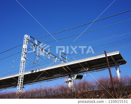 電線、鐵軌、東武東上線電線、火車、電線的結構、如何施加拉力、藍天好美、電線的美學 110915531