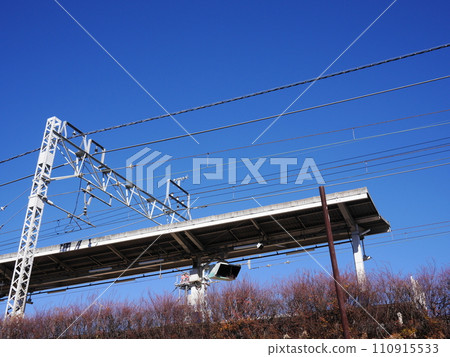 電線、鐵軌、東武東上線電線、火車、電線的結構、如何施加拉力、藍天好美、電線的美學 110915533