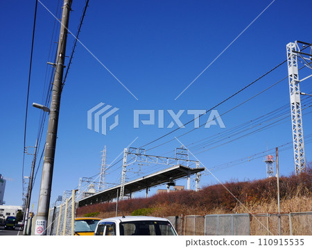電線、鐵軌、東武東上線電線、火車、電線的結構、如何施加拉力、藍天好美、電線的美學 110915535