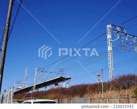 電線、鐵軌、東武東上線電線、火車、電線的結構、如何施加拉力、藍天好美、電線的美學 電線、鐵軌、東武東上線電線、火車、電線的結構、如何施加拉力、藍天好美、電線的美學 110915541