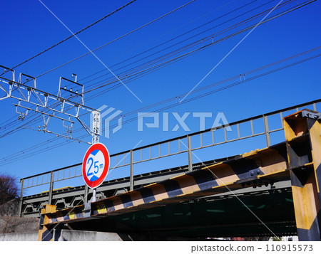 Electric wires, railroad tracks, Tobu Tojo Line electric wires, trains, the structure of electric wires, how to apply tension, the blue sky is so beautiful, the aesthetics of electric wires Electric wires, railroad tracks, Tobu Tojo Line electric wires, trains, the structure of electric wires, how to apply tension, the blue sky is so beautiful, the aesthetics of electric wires 110915573