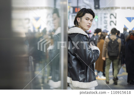一個20多歲的男人站在街角的肖像 110915618