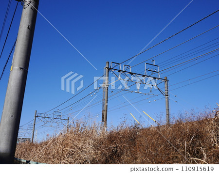電線、鐵軌、東武東上線電線、火車、電線的結構、如何施加拉力、藍天好美、電線的美學 110915619