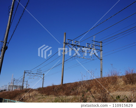 Electric wires, railroad tracks, Tobu Tojo Line electric wires, trains, the structure of electric wires, how to apply tension, the blue sky is so beautiful, the aesthetics of electric wires 110915629