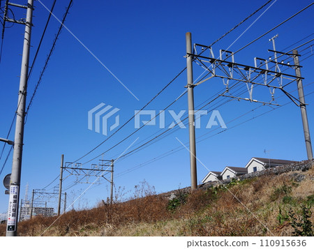 電線、鐵軌、東武東上線電線、火車、電線的結構、如何施加拉力、藍天好美、電線的美學 電線、鐵軌、東武東上線電線、火車、電線的結構、如何施加拉力、藍天好美、電線的美學 110915636