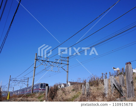 Electric wires, railroad tracks, Tobu Tojo Line electric wires, trains, the structure of electric wires, how to apply tension, the blue sky is so beautiful, the aesthetics of electric wires Electric wires, railroad tracks, Tobu Tojo Line electric wires, trains, the structure of electric wires, how to apply tension, the blue sky is so beautiful, the aesthetics of electric wires 110915678