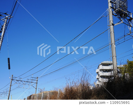 Electric wires, railroad tracks, Tobu Tojo Line electric wires, trains, the structure of electric wires, how to apply tension, the blue sky is so beautiful, the aesthetics of electric wires 110915691