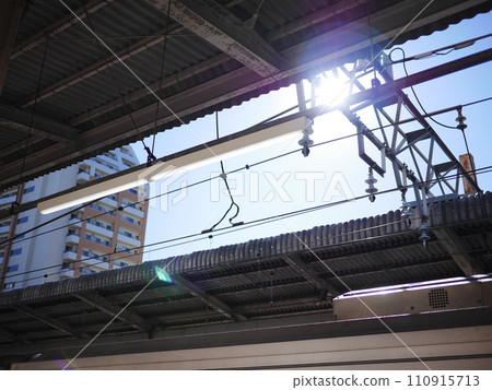 Electric wires, railroad tracks, Tobu Tojo Line electric wires, trains, the structure of electric wires, how to apply tension, the blue sky is so beautiful, the aesthetics of electric wires 110915713