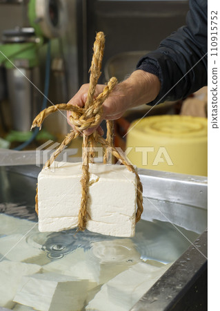 五箇山豆腐用繩子綁著 五箇山豆腐用繩子綁著 110915752