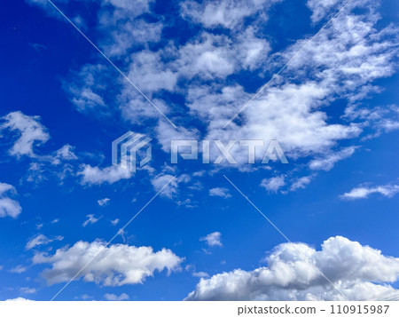 清新的藍天和白雲 清新的藍天和白雲 110915987