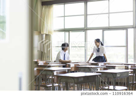 高中朋友在教室裡聊天 110916364