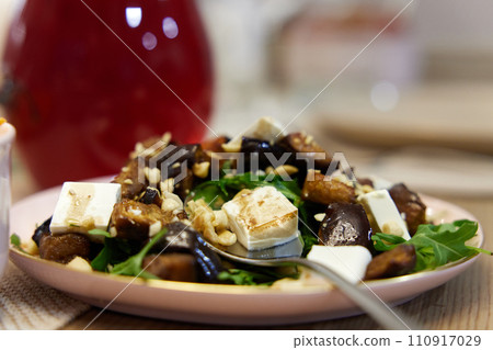 Lady bug cracker with cream cheese and tomato on festive table 110917029