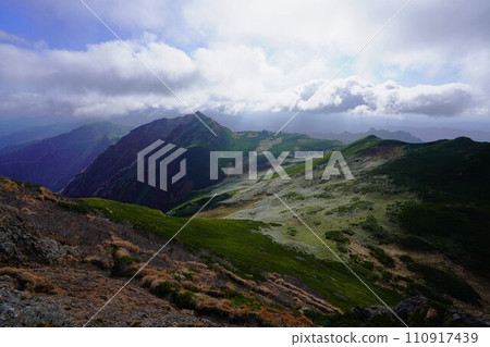 The ridgeline from the summit of Mt. Ashibetsu to the southern part of the Yubari Mountains 110917439