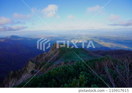 從雲浦山看蘆別山的影子和屏風岩 從雲浦山看蘆別山的影子和屏風岩 110917615