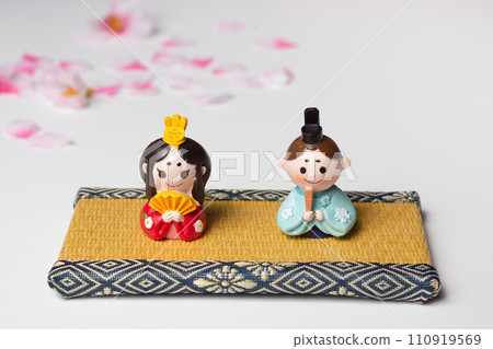Hina doll toys, miniature tatami mats and cherry blossom petals Hina doll toys, miniature tatami mats and cherry blossom petals 110919569