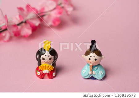 Hina doll toys and peach flowers Hina doll toys and peach flowers 110919578