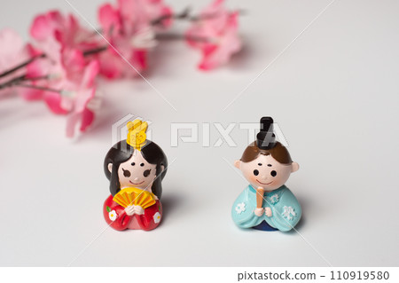 Hina doll toys and peach flowers Hina doll toys and peach flowers 110919580