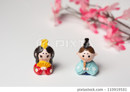 Hina doll toys and peach flowers Hina doll toys and peach flowers 110919581