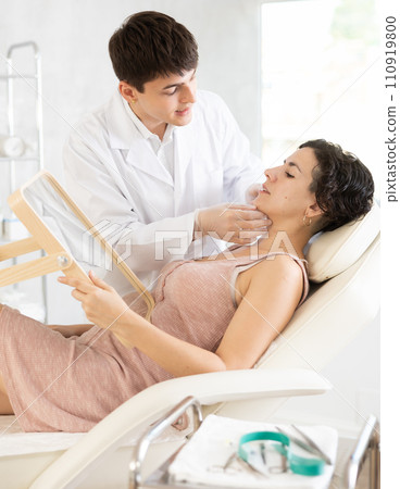 Female patient with mirror Female patient with mirror 110919800