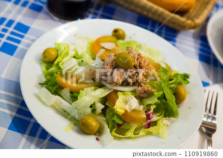 Salad Manchego with canned tuna 110919860