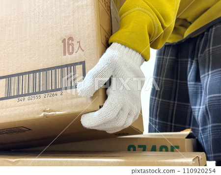 戴著工作手套舉起紙板的手的特寫 110920254