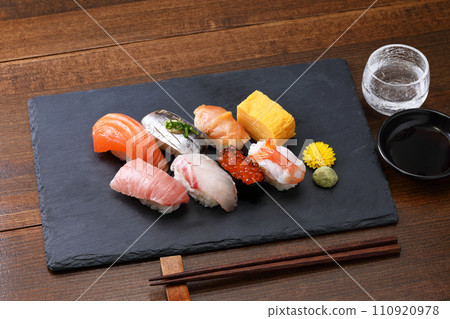 黑石盤上的握壽司和清酒 黑石盤上的握壽司和清酒 110920978