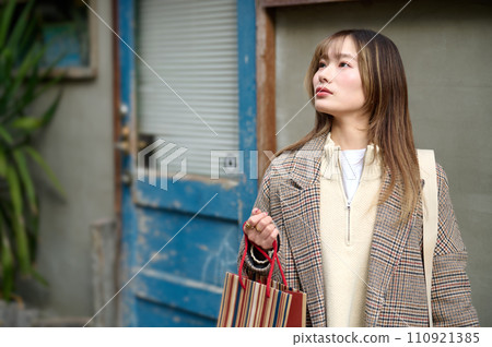 穿著冬衣、提著購物袋的女人 穿著冬衣、提著購物袋的女人 110921385