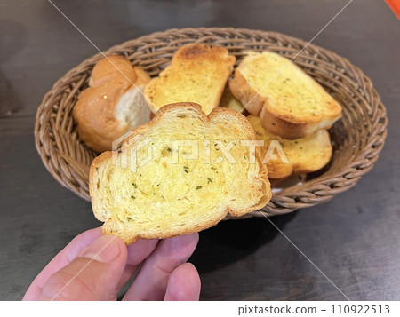 台式牛排館的前菜大蒜麵包 110922513