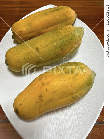 剛採摘的新鮮木瓜放到盤子上 110922811