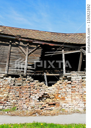Ruined house 110922892