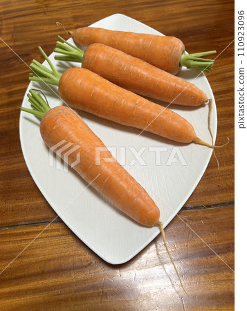 Photography of fresh carrots placed on a plate after harvesting 110923096