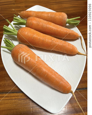 Photography of fresh carrots placed on a plate after harvesting 110923098