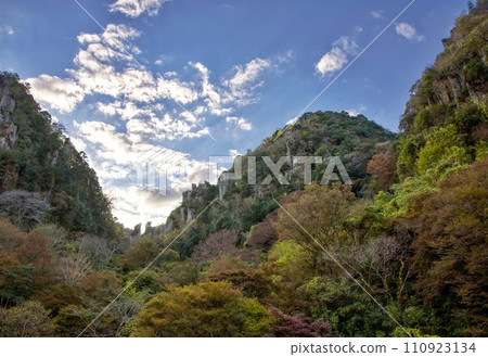 The sun setting behind the Meotoiwa Rocks of the mountain with autumn leaves (Yabakei, Eight Views at a Glance) 110923134