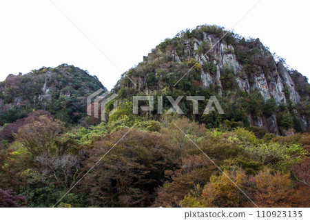 Rocky mountain with autumn leaves (Yabakei, Eight Views at a Glance) Rocky mountain with autumn leaves (Yabakei, Eight Views at a Glance) 110923135