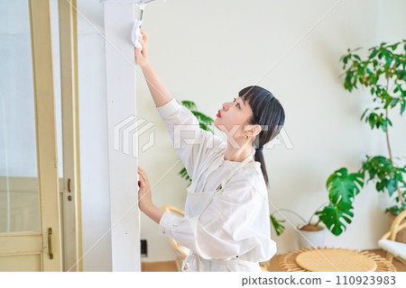 年輕女子擦拭和打掃房間 110923983