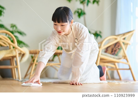 年輕女子擦拭和打掃房間 110923999