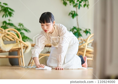 Young woman wiping and cleaning the room Young woman wiping and cleaning the room 110924000