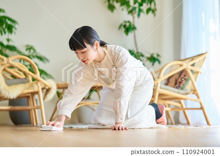 Young woman wiping and cleaning the room Young woman wiping and cleaning the room 110924001