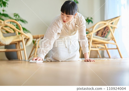Young woman wiping and cleaning the room 110924004