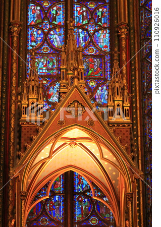 Sainte-Chapelle altar and stained glass at night (Paris, France) 110926016