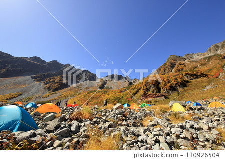 【定額】秋色的唐澤馬戲團帳篷區風景（10月，長野縣松本市） 110926504