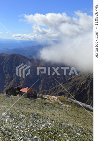 [固定價格]谷川山山頂的紅葉和雪景 110926748