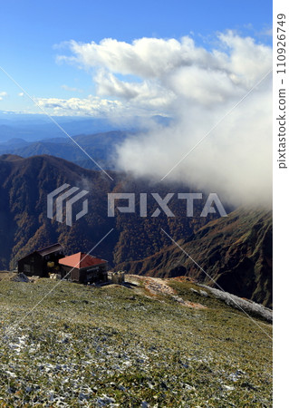 [固定價格]谷川山山頂的紅葉和雪景 110926749