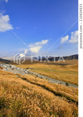Autumn scenery of Kusasenrigahama (November / Aso City, Kumamoto Prefecture) Autumn scenery of Kusasenrigahama (November / Aso City, Kumamoto Prefecture) 110926833