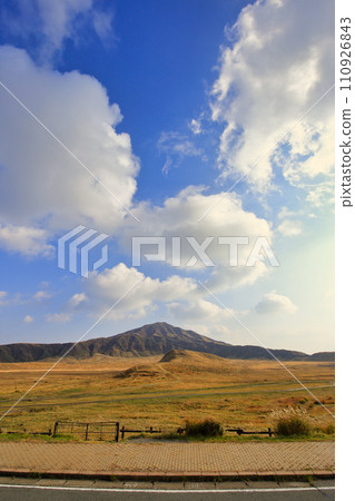 草千里濱的秋景(11月/熊本縣阿蘇市) 草千里濱的秋景(11月/熊本縣阿蘇市) 110926843